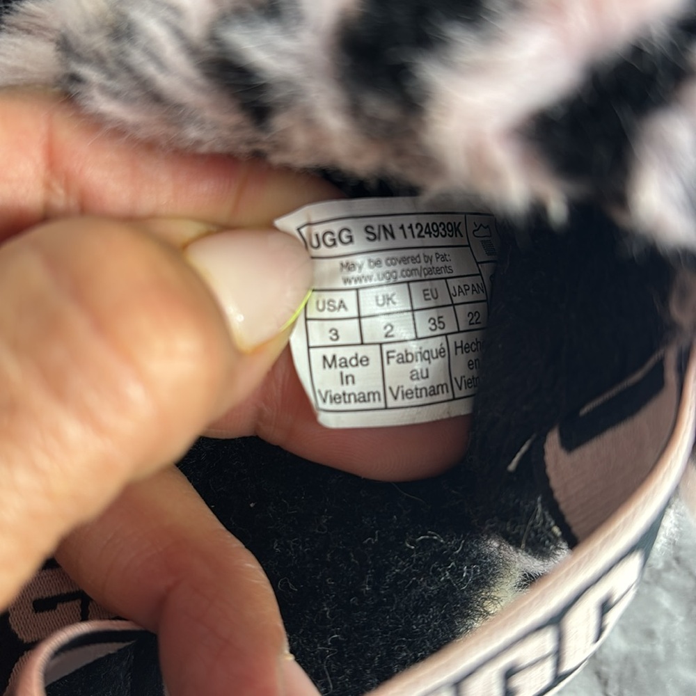 UGG - Picture 6 of 9